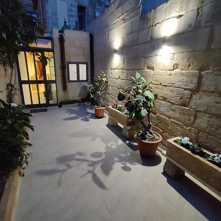 Peaceful Traditional Maltese Townhouse Luqa Exterior photo