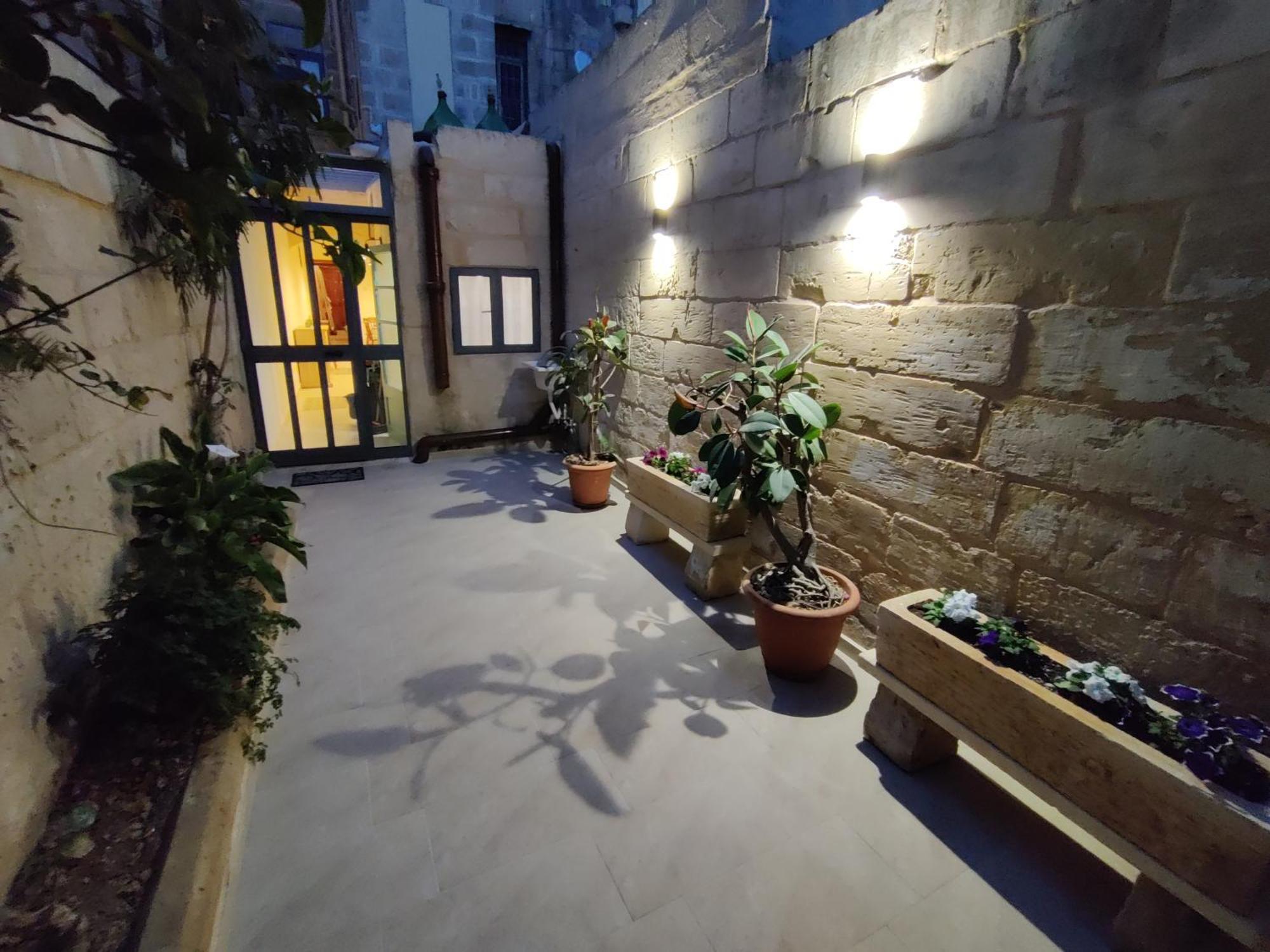 Peaceful Traditional Maltese Townhouse Luqa Exterior photo