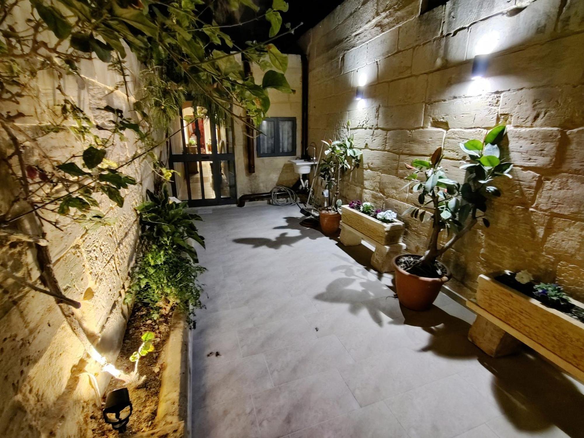Peaceful Traditional Maltese Townhouse Luqa Exterior photo